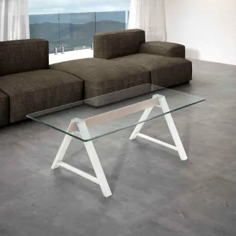 Mesa de centro Moscu com tampo de vidro e pés brancos em sala moderna