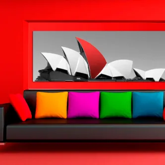 Quadro Opera Sydney na parede vermelha sobre sofá com almofadas coloridas