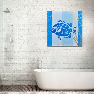 Quadro peixe azul com peixe estilizado em tons de azul, pendurado sobre banheira branca