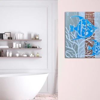 Pintura de peixe azul pendurada numa parede junto a banheira