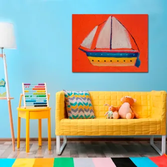 Quadro de barco com vela branca e casco amarelo sobre parede azul em quarto juvenil