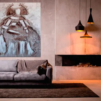 Quadro abstrato de menina em colagem sobre parede acima de sofá moderno