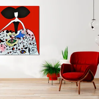Quadro Menina Miró Square colorido com figura feminina abstrata em parede branca e poltrona vermelha