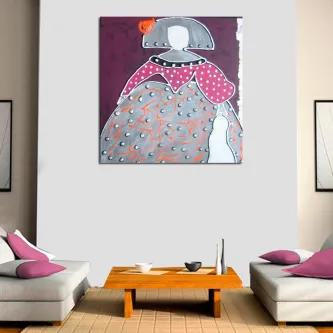 Quadro fúcsia de menina estilizada com vestido e padrões, pendurado numa sala moderna