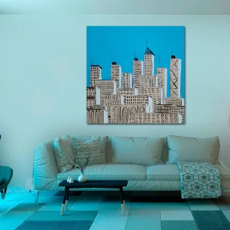 Pintura de edifícios com fundo azul pendurada sobre sofá numa sala moderna