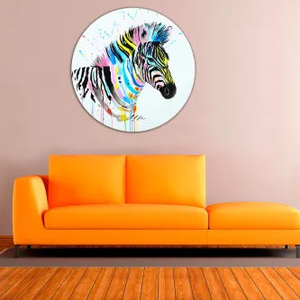 Quadro redondo com cabeça de zebra colorida sobre parede, acima de sofá laranja