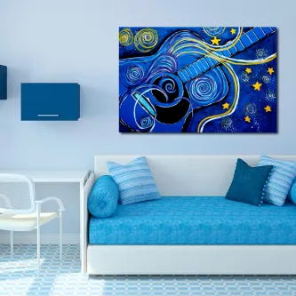 Quadro de guitarra azul com padrões ondulados e estrelas sobre parede, acima de sofá azul