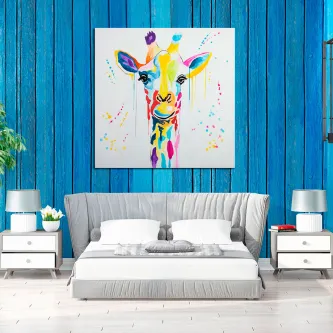 A criatividade é a melhor forma de expressão. Esta girafa sabe disso e usa suas cores preferidas para pintar o mundo com alegria!
