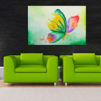 Pintura de borboleta verde multicolor pendurada sobre dois sofás verdes