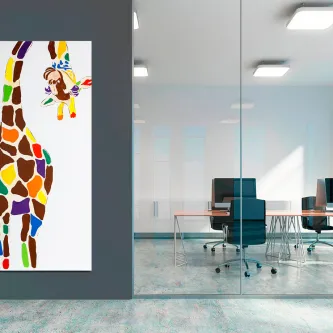 Quadro de girafa engraçada com manchas multicolores numa parede de escritório