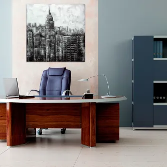 Pintura a preto e branco do skyline de Nova Iorque numa parede de escritório