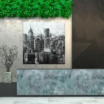 Pintura a preto e branco de edifícios de Nova Iorque pendurada em parede de recepção com plantas.