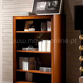 Livreiro Domus em madeira castanha com quatro prateleiras e livros decorativos