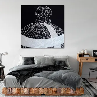 Quadro preto e branco de menina com leque e padrões decorativos