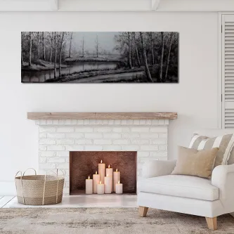 Pintura de paisagem cinzenta com rio e árvores, pendurada sobre lareira com velas.