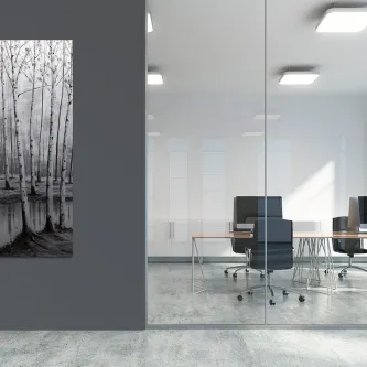 Pintura de paisagem em cinza 1 com bétulas e reflexos na água em escritório moderno