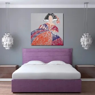 Pintura de menina estilizada com vestido colorido e borda prateada sobre parede cinzenta