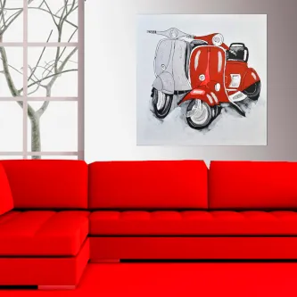 Quadro com scooter vermelho e cinzento pendurado acima de sofá vermelho