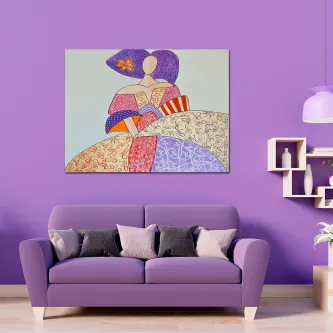 Pintura colorida de menina estilizada com vestidos padronizados numa sala roxa