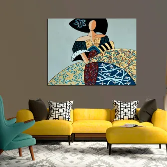 Quadro de menina estilizada em vestido colorido pendurado sobre sofá amarelo