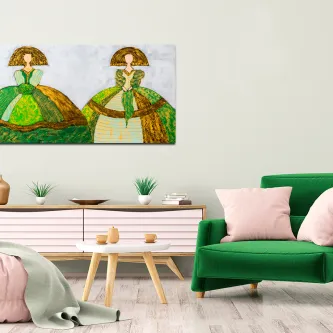 Duas meninas estilizadas de vestidos verdes em quadro sobre aparador numa sala
