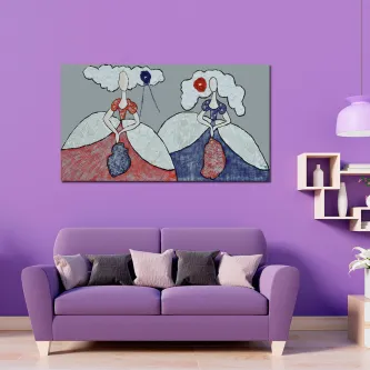 Quadro com duas meninas estilizadas de vestido pendurado sobre sofá lilás