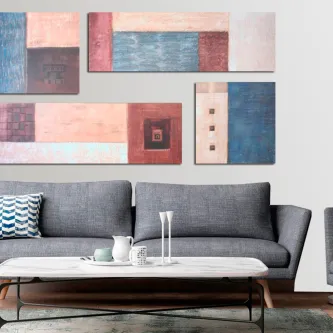 Composição de quatro pinturas abstratas geométricas em tons rosa e azul sobre sofá cinzento