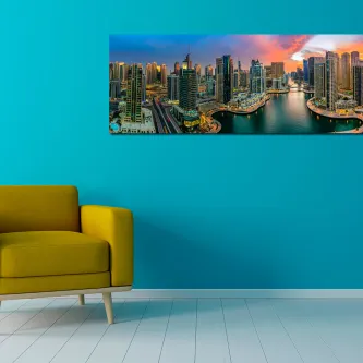 Pintura com vista aérea de cidade moderna pendurada em parede turquesa com sofá amarelo