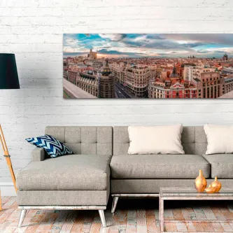 Painel panorâmico de Madrid sobre sofá cinzento numa sala moderna