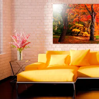 Pintura de paisagem de outono com árvores de folhas laranja pendurada numa parede branca