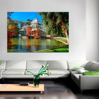 Pintura do Palácio de Vidro de Madrid com lago e árvores refletidas