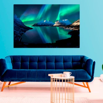 Pintura das luzes do norte pendurada sobre sofá azul numa sala moderna