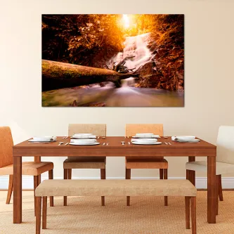 Pintura de paisagem selvagem com cascata, tronco caído e luz solar quente na floresta
