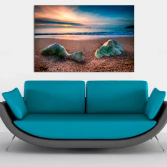 Pintura de praia no deserto com duas rochas verdes na areia ao pôr do sol