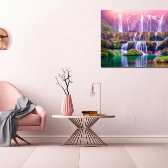 Quadro de paisagem com cachoeira na montanha, tons rosa e verde