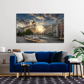 Pintura do edifício Metrópolis em Madrid ao pôr do sol com trânsito urbano