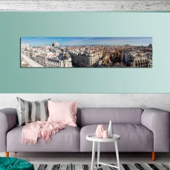 Panorâmica de Madrid pintada, vista urbana com edifícios e céu azul