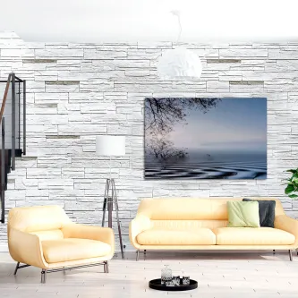 Pintura de paisagem melancólica com névoa sobre um lago, pendurada numa sala