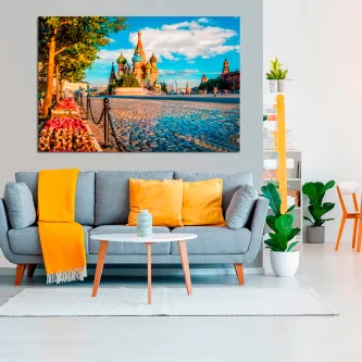 Pintura da catedral de Moscou pendurada sobre sofá numa sala moderna