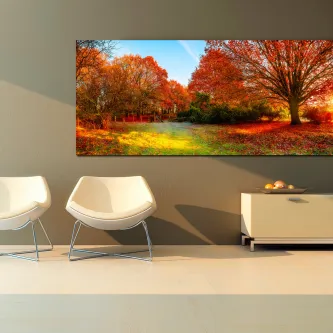 Pintura de paisagem com árvores vermelhas pendurada numa sala moderna