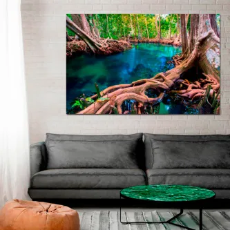 Pintura de paisagem com raízes expostas sobre água azul-turquesa numa floresta