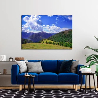 Paisagem montanhosa com colinas verdes, árvores e céu azul com nuvens
