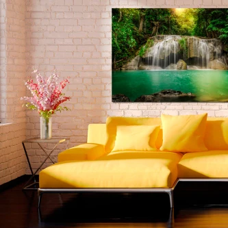 Pintura de paisagem em cascata pendurada sobre sofá amarelo numa sala