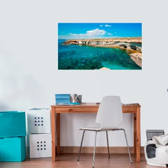 Pintura de paisagem com águas cristalinas pendurada sobre uma secretária