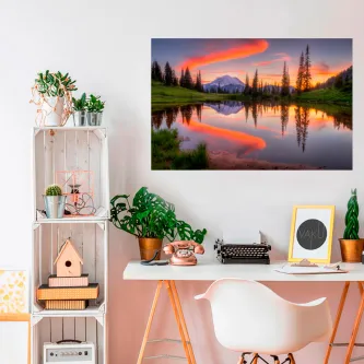 Paisagem de montanha com lago refletindo o pôr do sol, quadro na parede acima da secretária