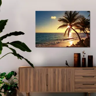 Pintura de praia ao pôr do sol com palmeiras e mar calmo
