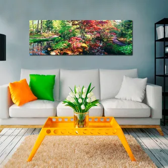 Pintura japonesa de paisagem florestal colorida com ponte e lago pendurada sobre sofá branco