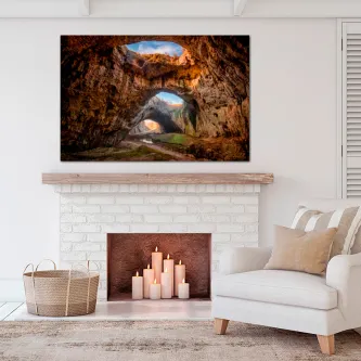 Quadro 'Monte Ace' com pintura de cavernas e aberturas luminosas sobre lareira