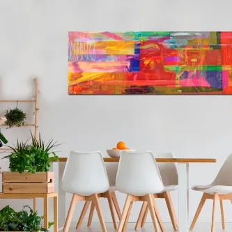 Pintura abstrata de cores longa sobre parede acima de mesa de jantar