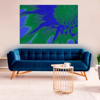 Pintura digital de flores azuis e verdes pendurada sobre sofá azul